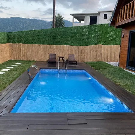 Doga Ile Basbasa Dag Evi * Karadere